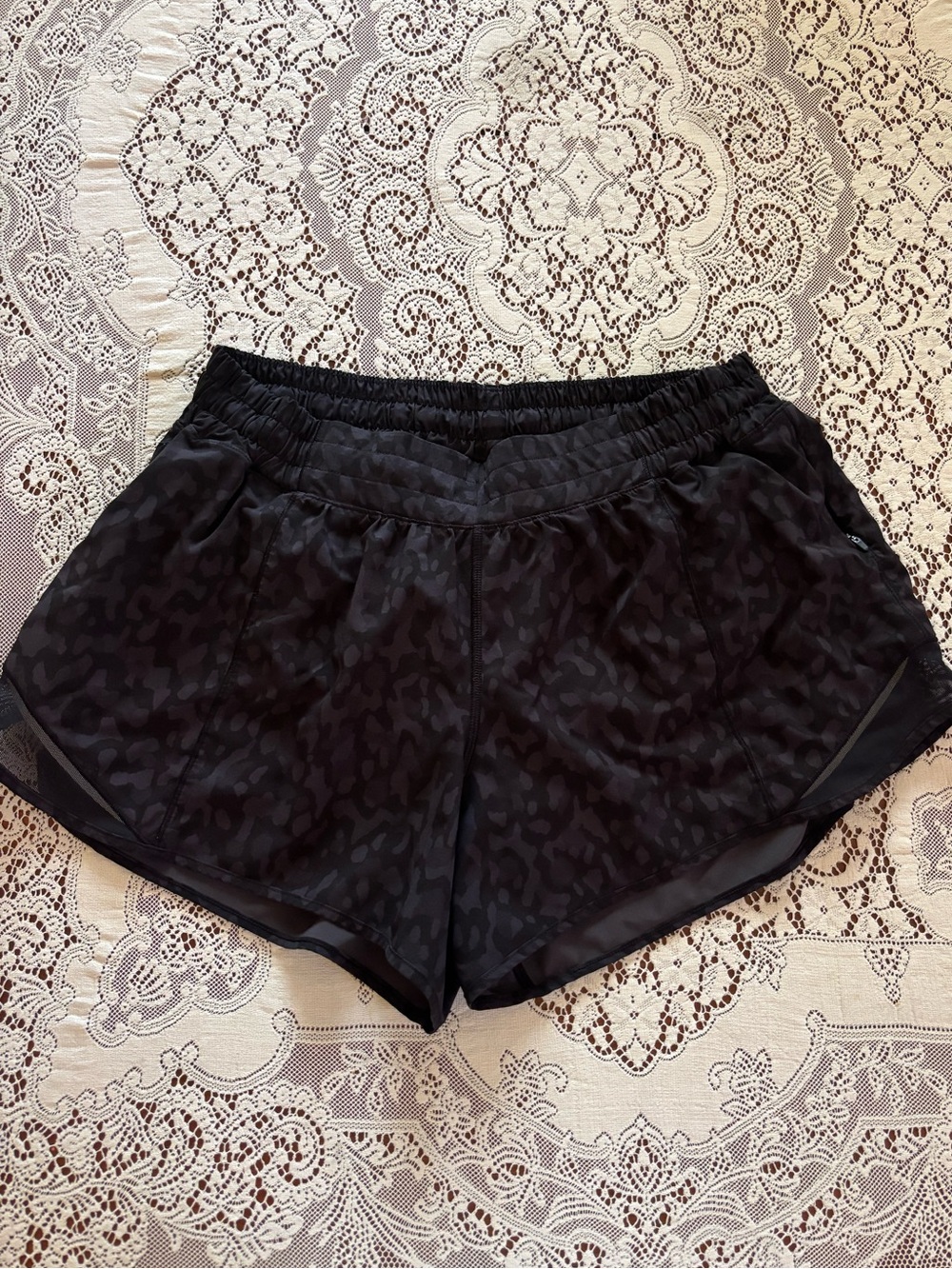 black pattern lululemon hotty hot shorts size 12